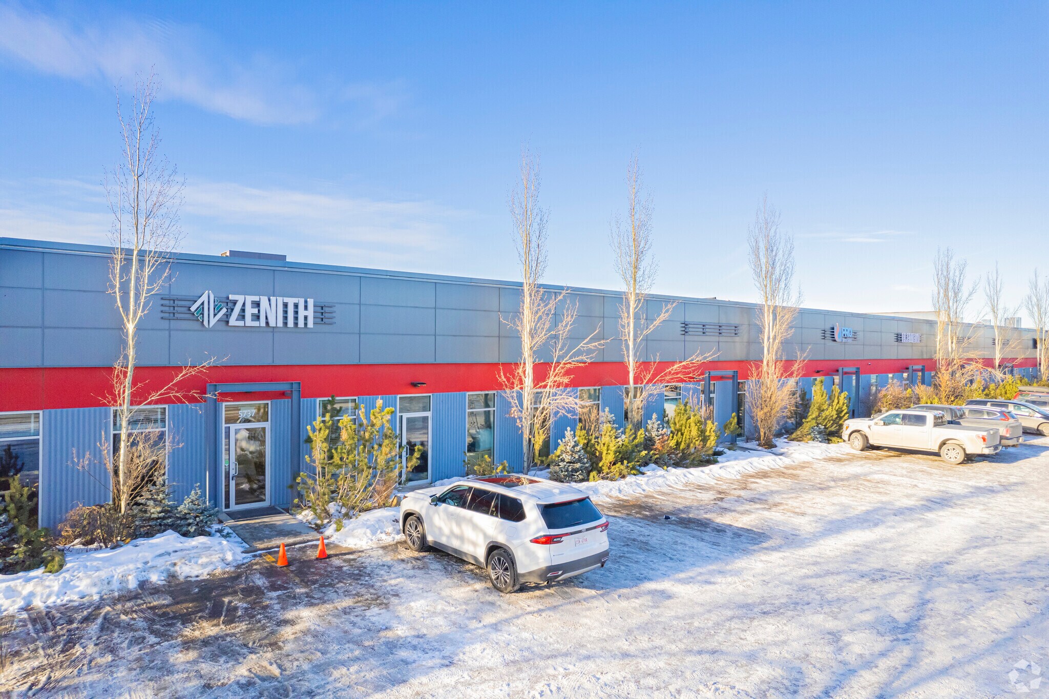 5715-5737 Burbank Cres SE, Calgary, AB à vendre Photo du bâtiment- Image 1 de 1