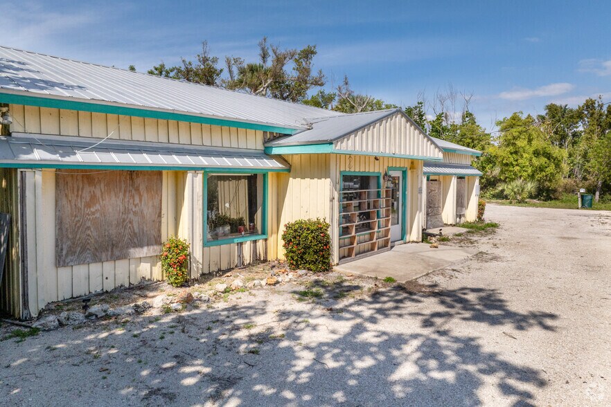 1446 Periwinkle Way, Sanibel, FL à vendre - Photo du bâtiment - Image 2 de 6