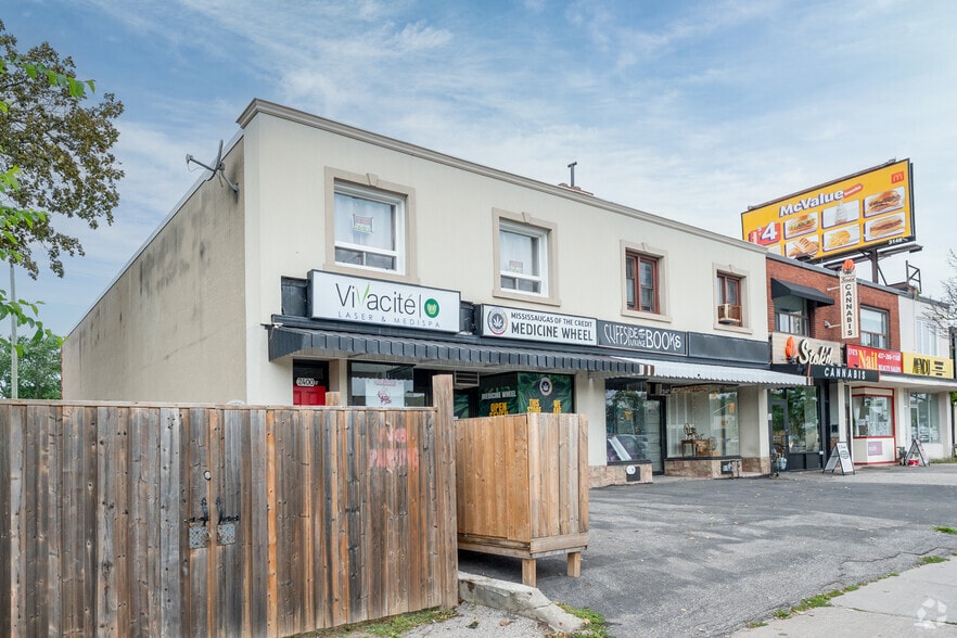 2400 Kingston Rd, Toronto, ON à louer - Photo du bâtiment - Image 2 de 4