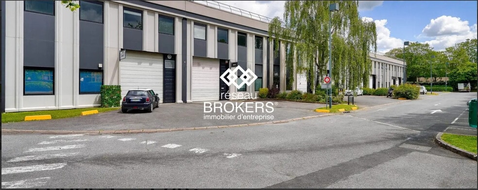 Industrial in Lognes for lease - Building Photo - Image 1 of 5