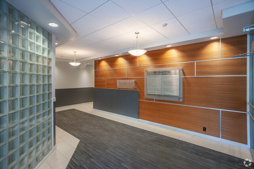 233 W 1st St, North Vancouver, BC à louer - Photo du bâtiment - Image 3 de 4