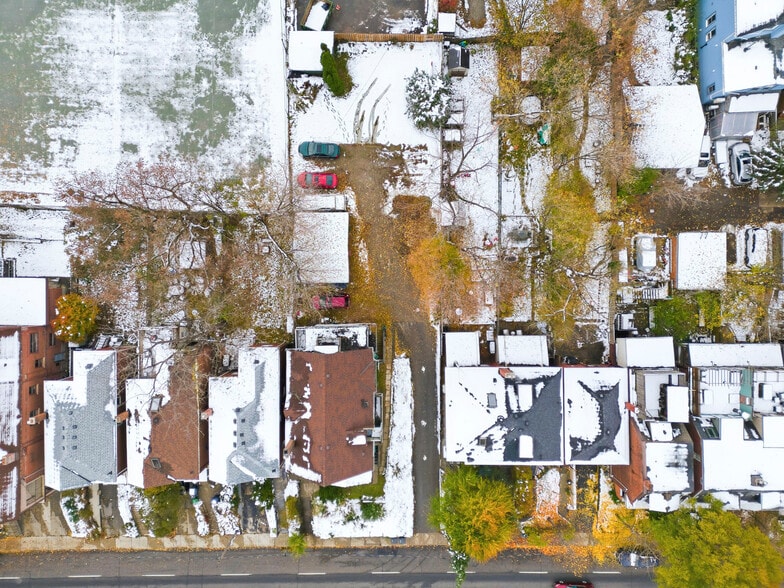 115 Parkside Dr, Toronto, ON à vendre - Photo du bâtiment - Image 2 de 4