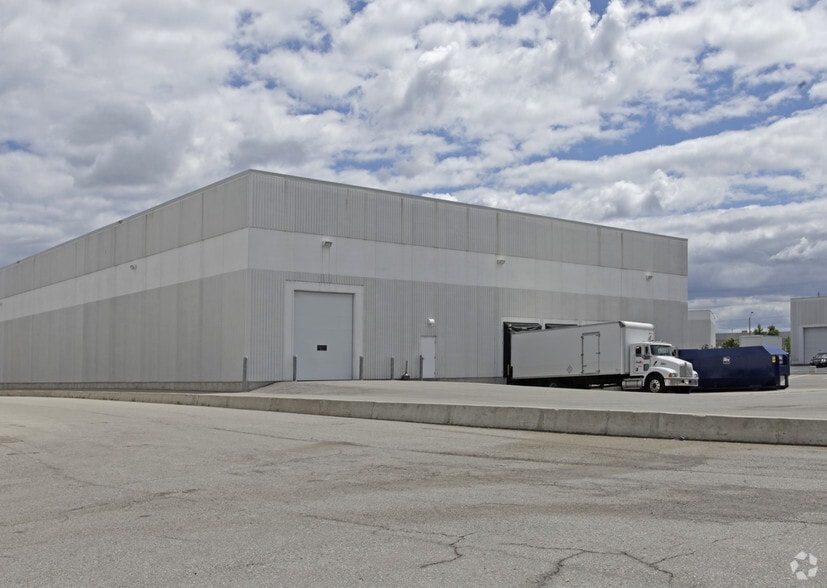 205 Export Blvd, Mississauga, ON à louer - Photo du bâtiment - Image 2 de 2