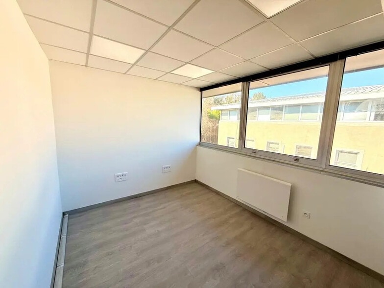 Office in Saint-Germain-en-Laye for lease - Interior Photo - Image 2 of 7