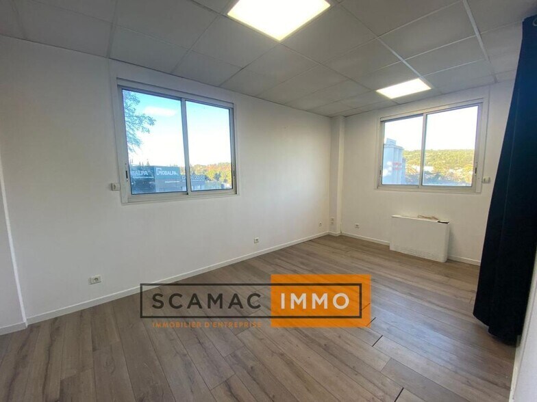 Flex in Marseille 11 for lease - Interior Photo - Image 1 of 4