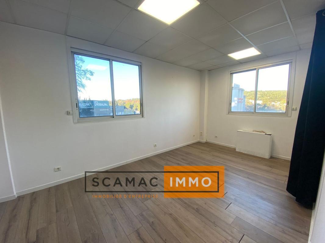 Flex in Marseille 11 for lease Interior Photo- Image 1 of 5