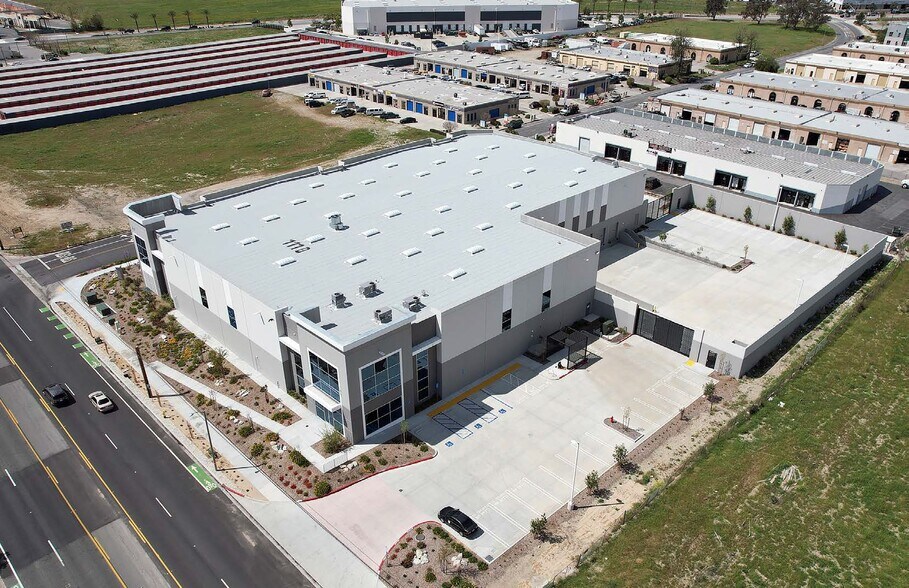 1110 W Baseline Rd, Rialto, CA à louer - Photo du bâtiment - Image 1 de 14