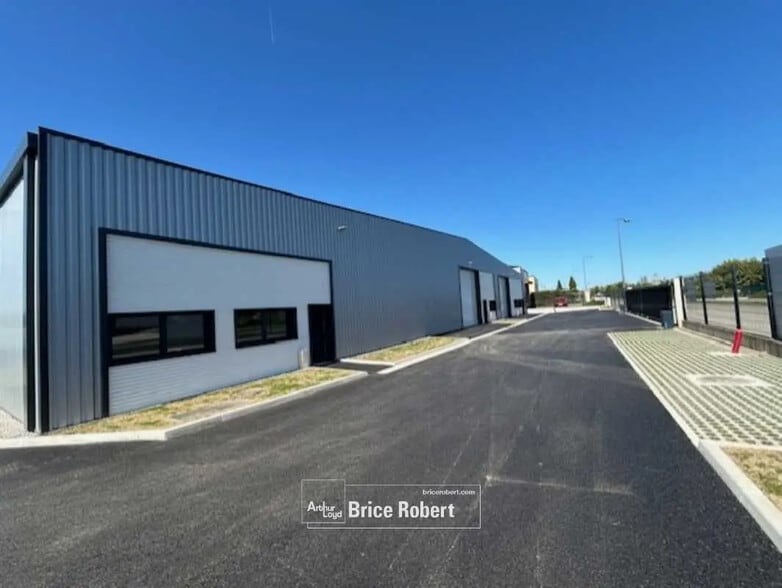 Office in Genas for lease - Building Photo - Image 1 of 1