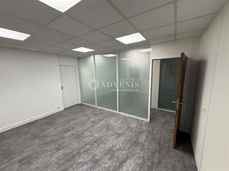 Industrial in Louvres for lease - Interior Photo - Image 3 of 7