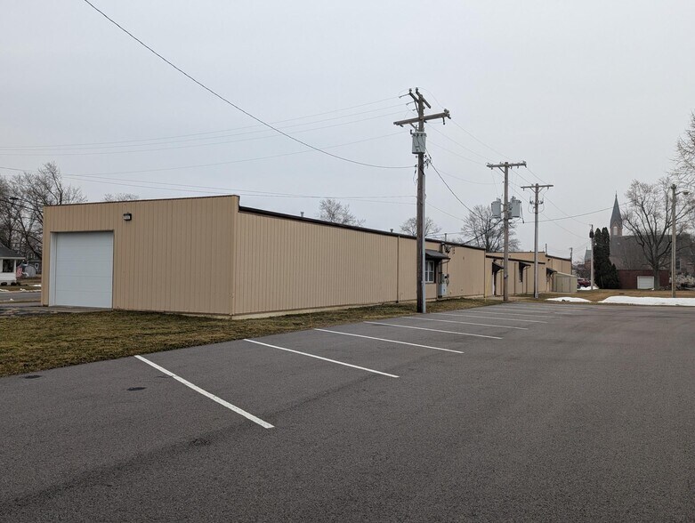 211 W Main St, Russia, OH à vendre - Photo du bâtiment - Image 2 de 35