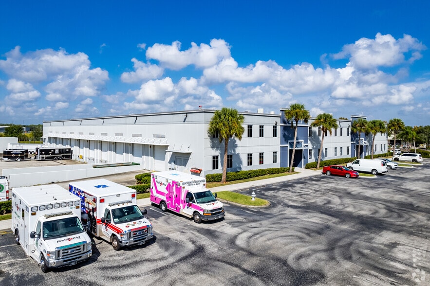 3700 Commerce Blvd, Kissimmee, FL for lease - Building Photo - Image 3 of 6