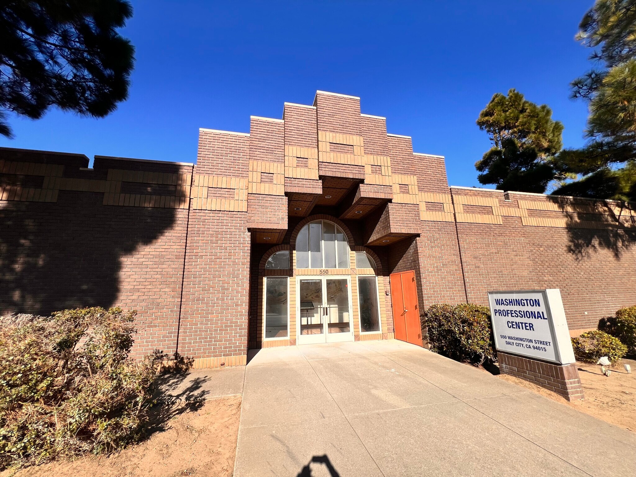 550 Washington St, Daly City, CA à louer Photo du bâtiment- Image 1 de 8