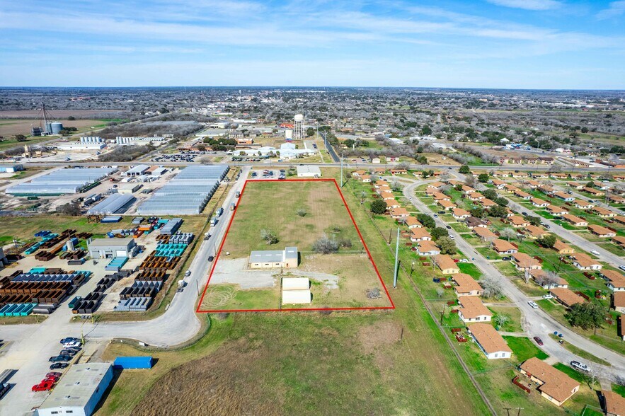 2403 Industrial Boulevard, Beeville, TX à vendre - Photo du bâtiment - Image 2 de 44