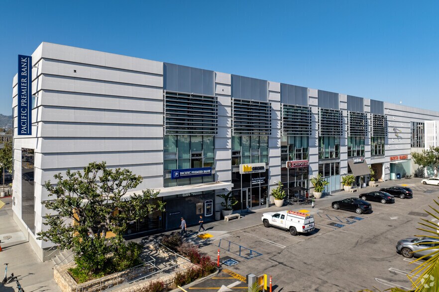 110 S Fairfax Ave, Los Angeles, CA à louer - Photo du bâtiment - Image 1 de 38
