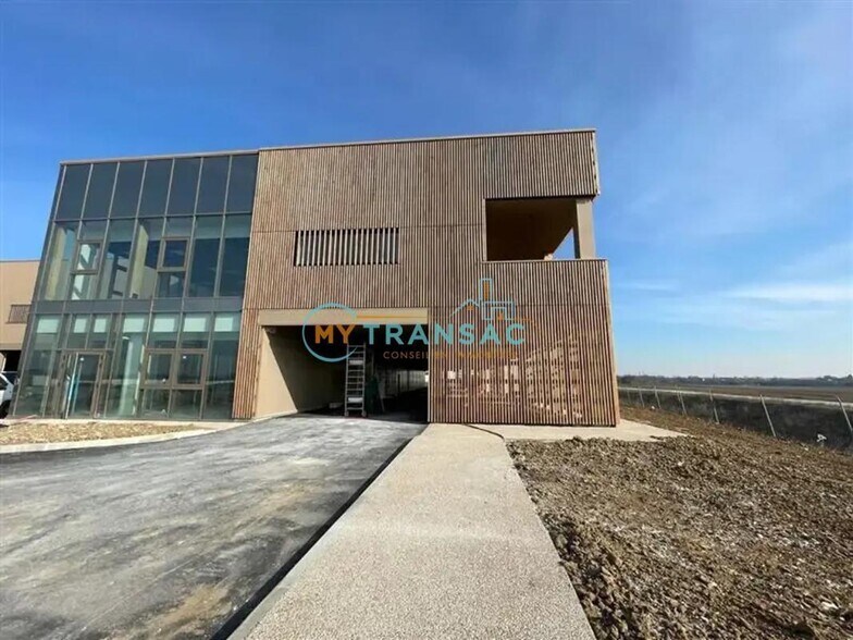 Local d'activités dans Tremblay-en-France à vendre - Photo du bâtiment - Image 1 de 7