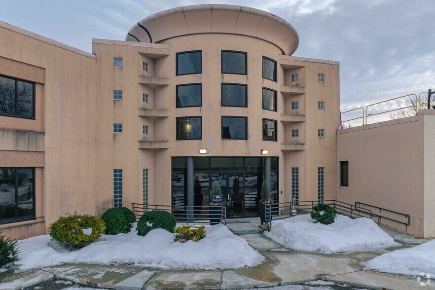 890 East St, Tewksbury, MA à louer - Photo du bâtiment - Image 3 de 5