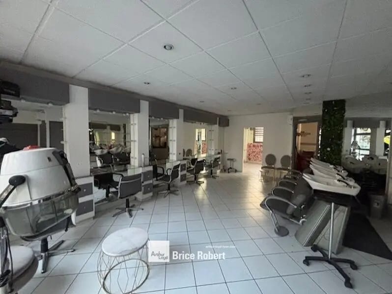 Retail in Lyon for sale Interior Photo- Image 1 of 4
