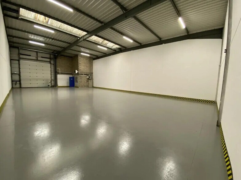 Flex in Gonesse for lease - Interior Photo - Image 3 of 7