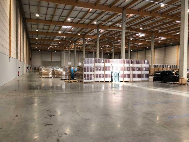 Industrial in Marly-la-Ville for lease - Building Photo - Image 1 of 6