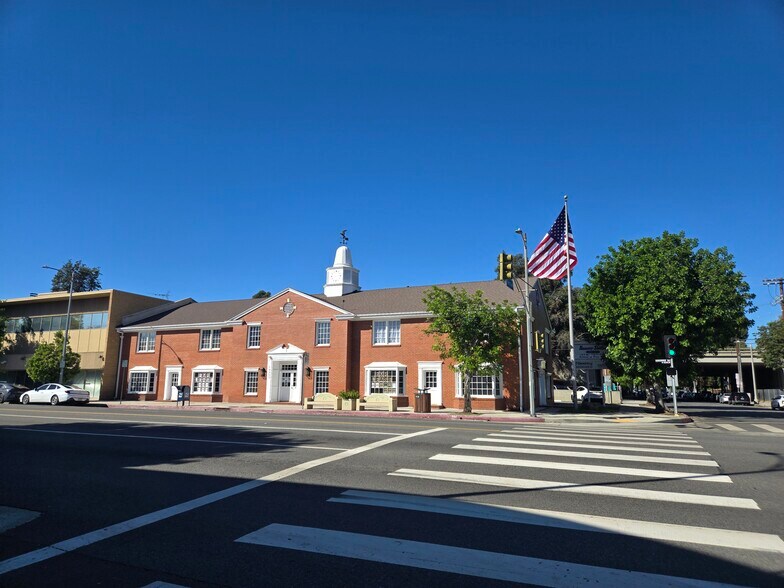 10205 Riverside Dr, Toluca Lake, CA à louer - Photo du bâtiment - Image 2 de 12