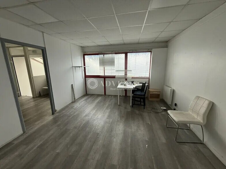 Flex in Collégien for lease - Building Photo - Image 3 of 8