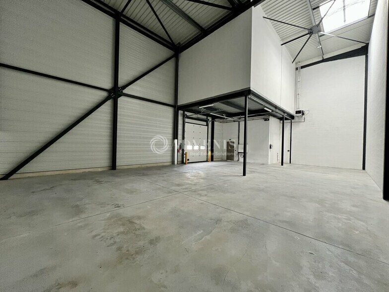 16 Rue Ampère, Pontoise for lease - Building Photo - Image 2 of 11