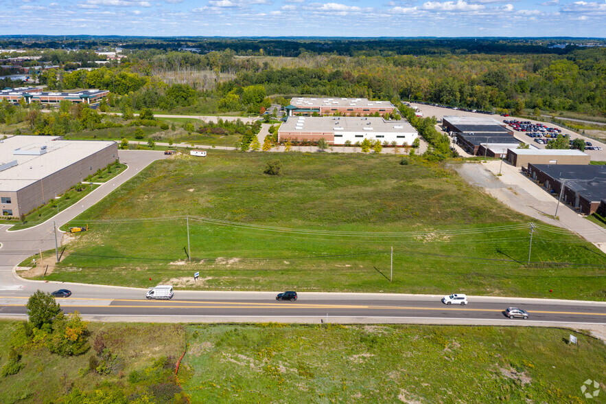 Twelve Mile Rd, Novi, MI à vendre - Photo du b timent - Image 1 de 1