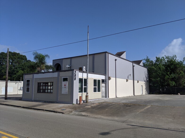200 E Texas Ave, Baytown, TX à louer - Photo du bâtiment - Image 1 de 28