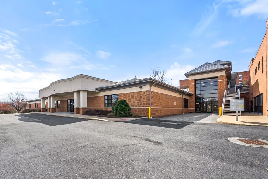 1077 N Shenandoah Ave, Front Royal, VA à vendre - Photo du bâtiment - Image 3 de 4