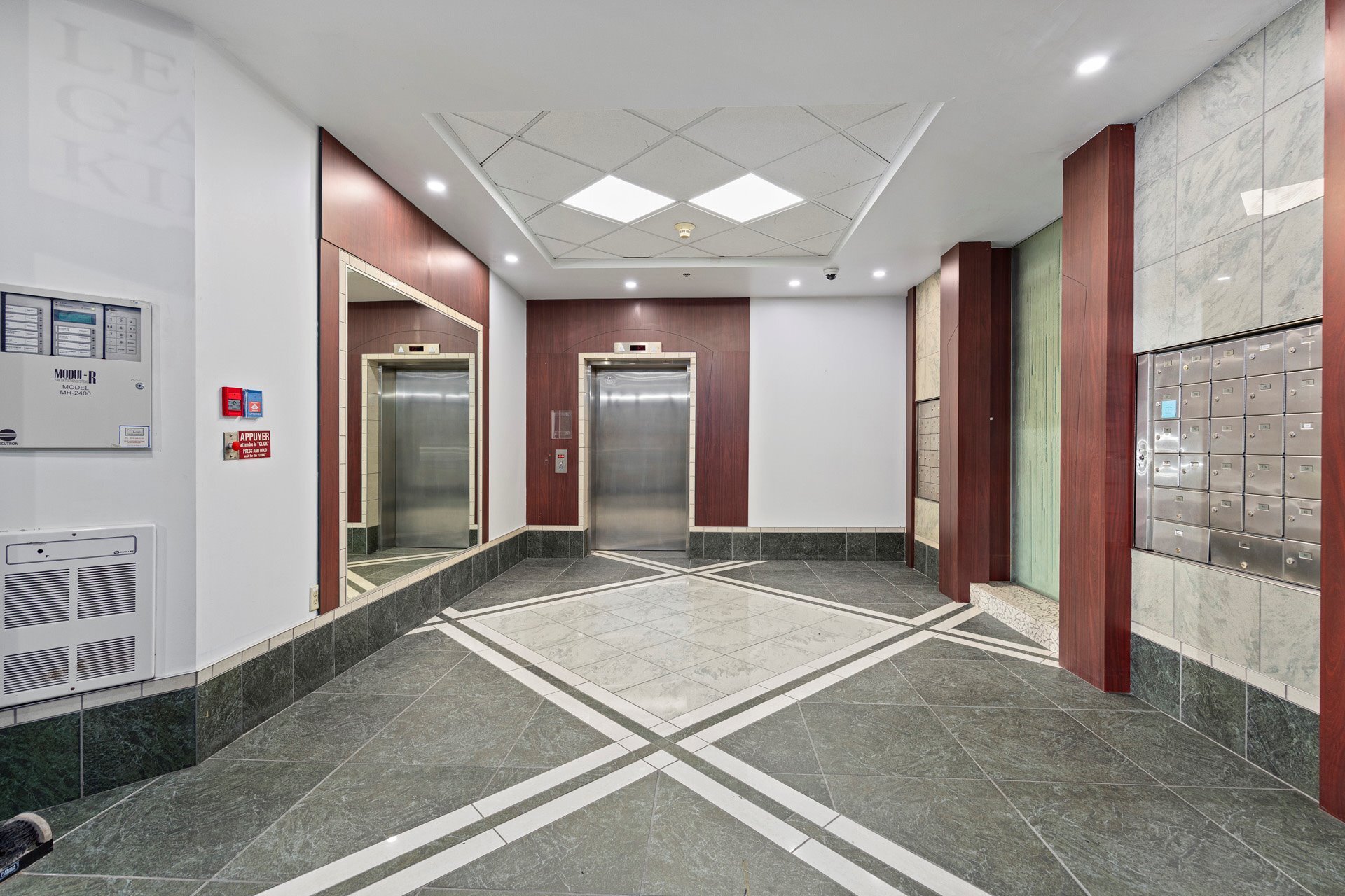 3572-3664 Saint-Charles Boul, Kirkland, QC à louer Hall d’entrée- Image 1 de 6