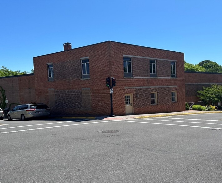 106 E Washington St, Lexington, VA à vendre - Photo du bâtiment - Image 1 de 3