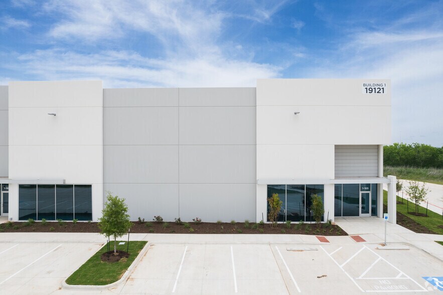 19121 Marketplace Ave, Kyle, TX à louer - Photo du bâtiment - Image 2 de 22