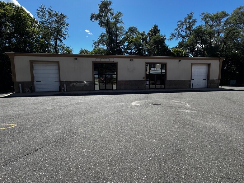 72-74 Cedar Swamp Rd, Glen Cove, NY à vendre - Photo du bâtiment - Image 2 de 11