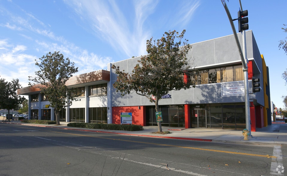 Riverside Central Plaza portfolio of 4 properties for sale on LoopNet.ca - Primary Photo - Image 1 of 8