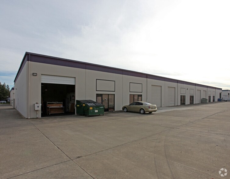 11367 Trade Center Dr, Rancho Cordova, CA à louer - Photo du bâtiment - Image 3 de 6