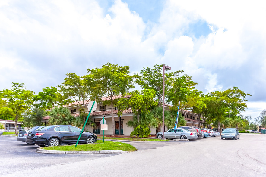 7480 Fairway Dr, Miami Lakes, FL for sale - Primary Photo - Image 1 of 1