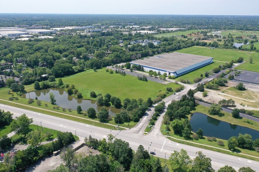 210 S Milwaukee Ave, Vernon Hills, IL à vendre - Photo du bâtiment - Image 1 de 3