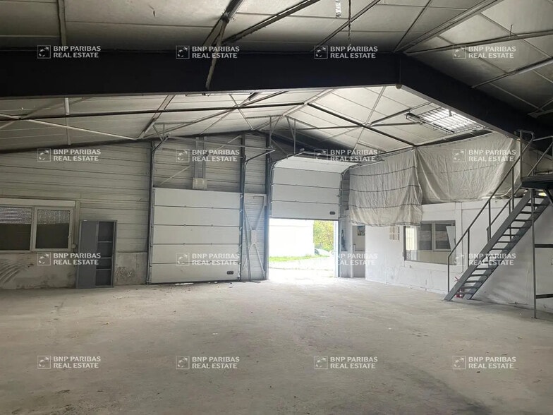 Flex in Marseille for lease - Interior Photo - Image 3 of 6