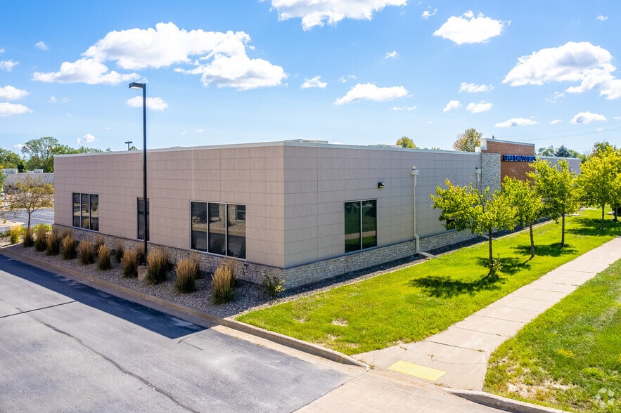 1401 Kimberly Rd, Bettendorf, IA à louer - Photo du bâtiment - Image 3 de 5