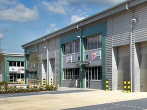 Cowley Mill Rd, Uxbridge à louer Photo du bâtiment- Image 1 de 2