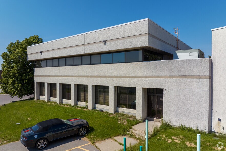 60-70 Worcester Rd, Toronto, ON à louer - Photo du bâtiment - Image 2 de 2