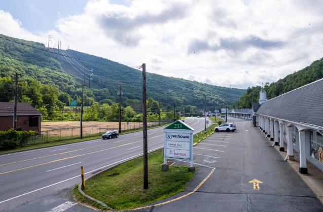 233-239 Northern Blvd portfolio of 2 properties for sale on LoopNet.ca - Building Photo - Image 3 of 4
