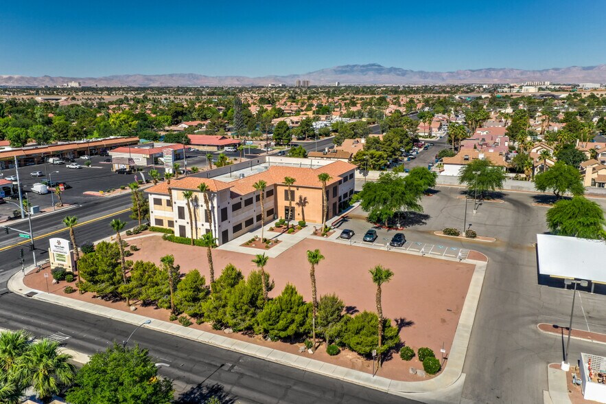 1776 E Warm Springs Rd, Las Vegas, NV à louer - Photo du bâtiment - Image 3 de 3