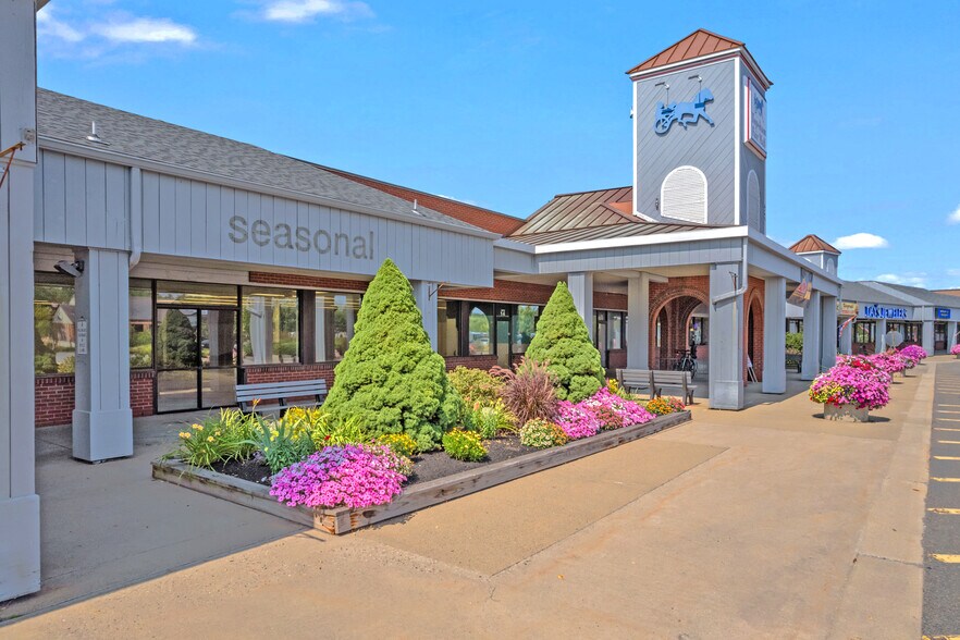 49-55 Topsham Fair Mall Rd, Topsham, ME à vendre - Photo du bâtiment - Image 3 de 7