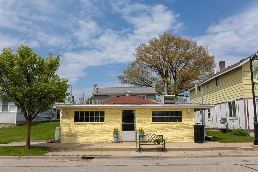 42 W Spring St, Port Austin, MI à vendre - Photo principale - Image 1 de 31