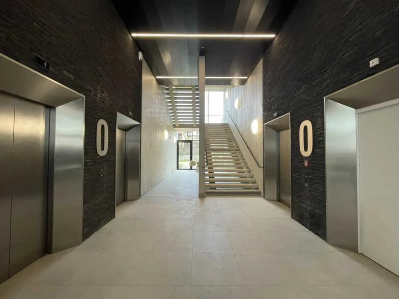 Commerce de détail dans Ivry-sur-Seine à louer - Hall d’entrée - Image 2 de 9