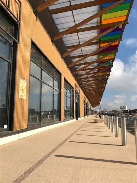 Commerce de détail dans Saint-Nicolas-de-Port à louer Photo du bâtiment- Image 1 de 9