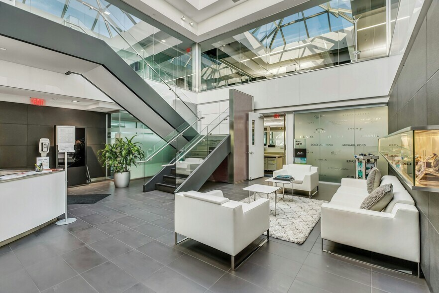 12 Harbor Park Dr, Port Washington, NY à vendre - Photo du bâtiment - Image 2 de 14
