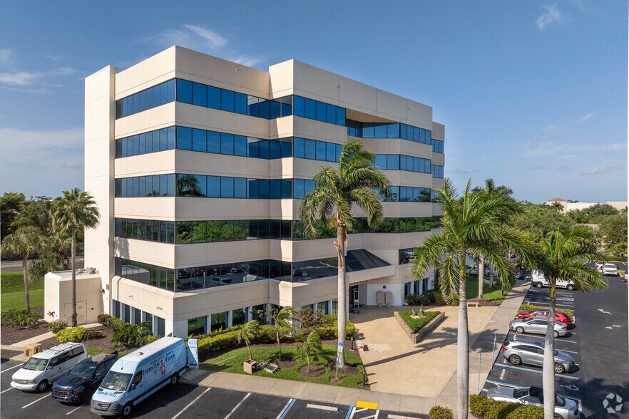 12730 New Brittany Blvd, Fort Myers, FL à louer - Photo du bâtiment - Image 3 de 6