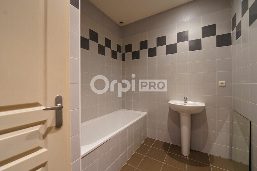 36 Avenue Maréchal De Saxe, Lyon for sale - Interior Photo - Image 3 of 7